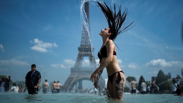 Девушка во время купания в фонтане в Париже  - Sputnik Azərbaycan