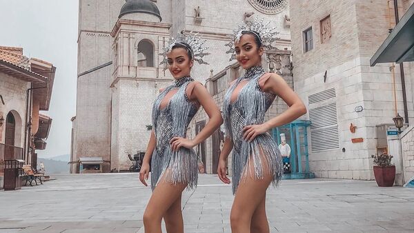 Азербайджанские танцовщицы, сестры-близняшки Айдан и Фидан Багировы - Sputnik Азербайджан