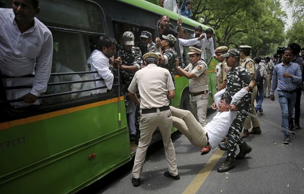 Индийская полиция задерживает активистов, протестующих против гибели более 100 детей в результате энцефалита в индийском штате Бихар, возле резиденции министра здравоохранения Индии в Нью-Дели - Sputnik Азербайджан