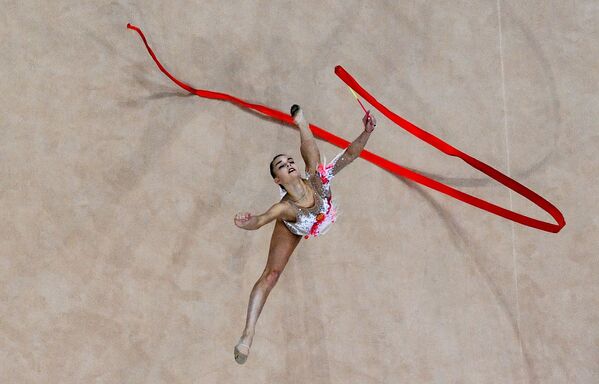 Российская гимнастка Дина Аверина выполняет упражнение с лентой в финале соревнований по художественной гимнастике на II Европейских играх в Минске - Sputnik Азербайджан