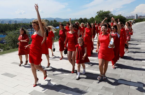 Участницы шествия Леди в красном в честь летнего солнцестояния в Красноярске - Sputnik Азербайджан