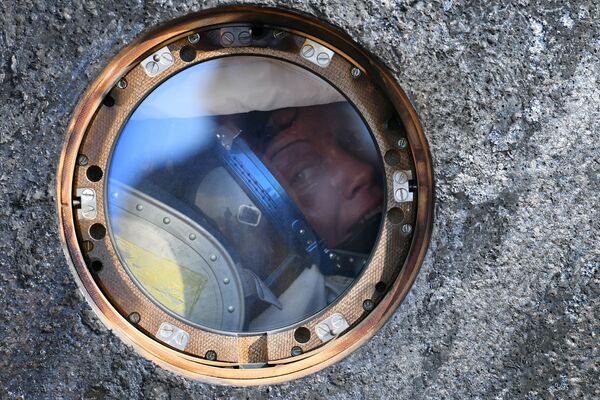Астронавт НАСА Энн МакКлейн после посадки спускаемого аппарата транспортного пилотируемого корабля Союз МС-11 с международным экипажем длительных экспедиций МКС-58/59 недалеко от города Жезказган в Казахстане - Sputnik Азербайджан