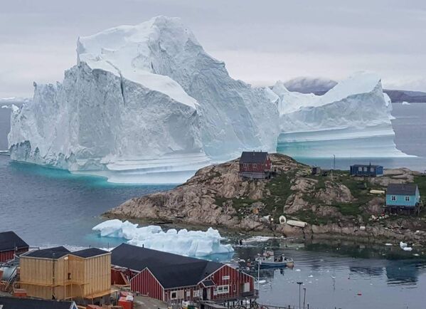 Айсберг возле деревни Иннарсюит в Гренландии - Sputnik Азербайджан