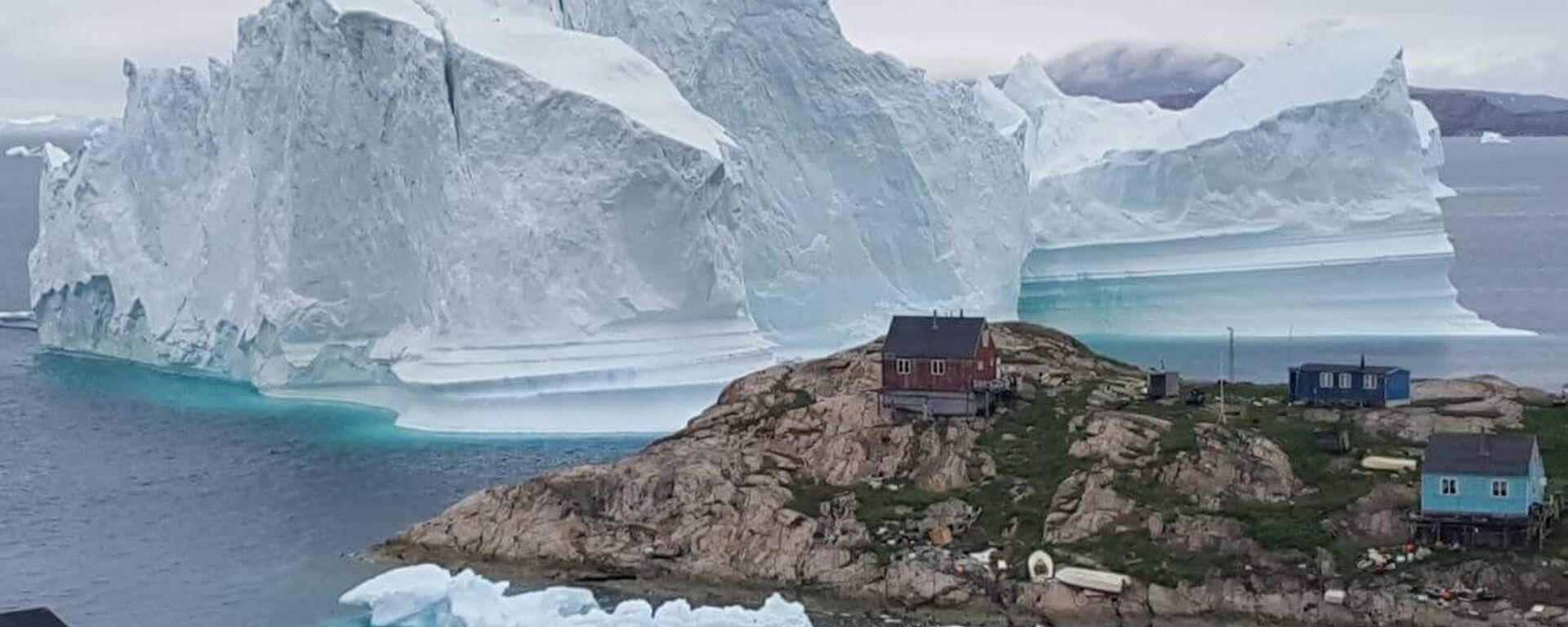 Айсберг возле деревни Иннарсюит в Гренландии - Sputnik Азербайджан, 1920, 08.02.2024