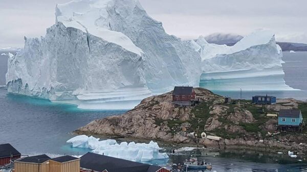 Айсберг возле деревни Иннарсюит в Гренландии - Sputnik Азербайджан