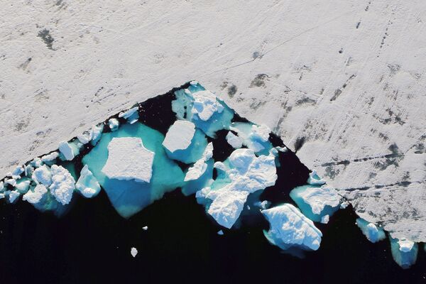 Айсберг во фьорде недалеко от города Тасиилак, Гренландия - Sputnik Азербайджан