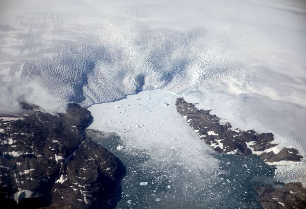 Таяние ледника в Гренландии - Sputnik Азербайджан