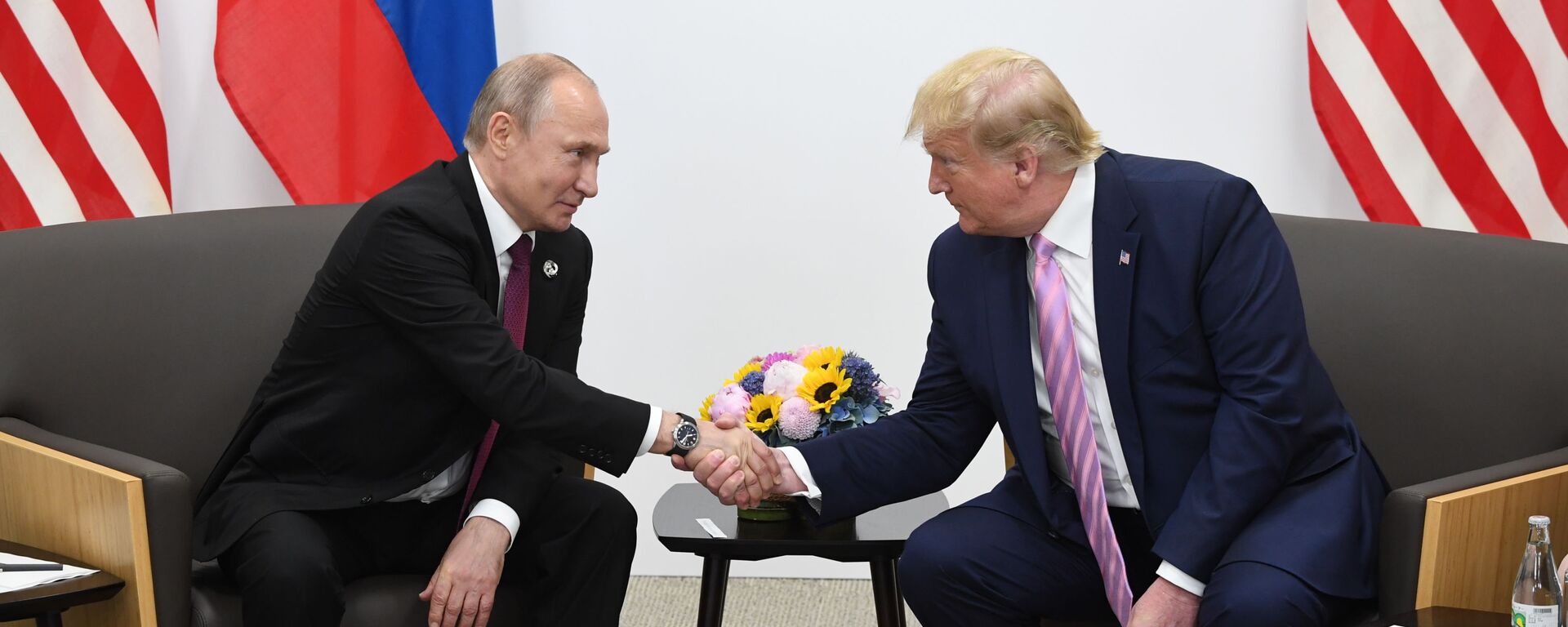 Президент РФ Владимир Путин и президент США Дональд Трамп во время встречи на полях саммита Группы двадцати в Осаке - Sputnik Азербайджан, 1920, 22.02.2025