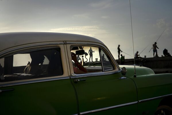 Рыбаки на закате солнца в Гаване, Куба - Sputnik Азербайджан
