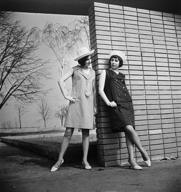 Реклама коллекции женской одежды. 1966 год - Sputnik Азербайджан
