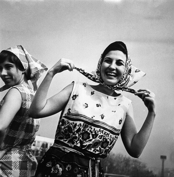 Реклама коллекции женской одежды. 1966 год - Sputnik Азербайджан