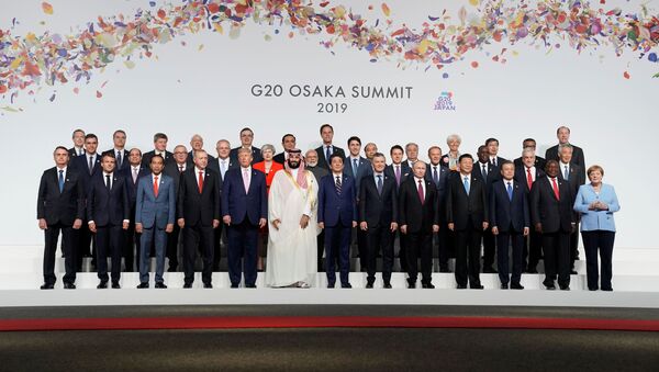 Лидеры и делегаты принимают участие в фотосессии на саммите лидеров G20 в Осаке, Япония - Sputnik Азербайджан