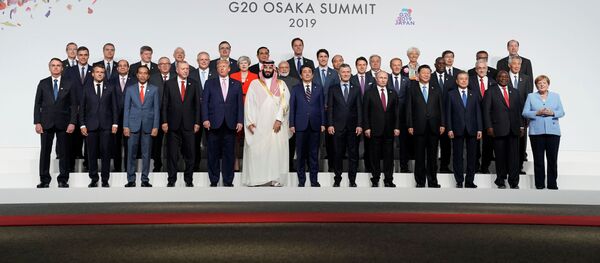 Лидеры и делегаты принимают участие в фотосессии на саммите лидеров G20 в Осаке, Япония - Sputnik Азербайджан