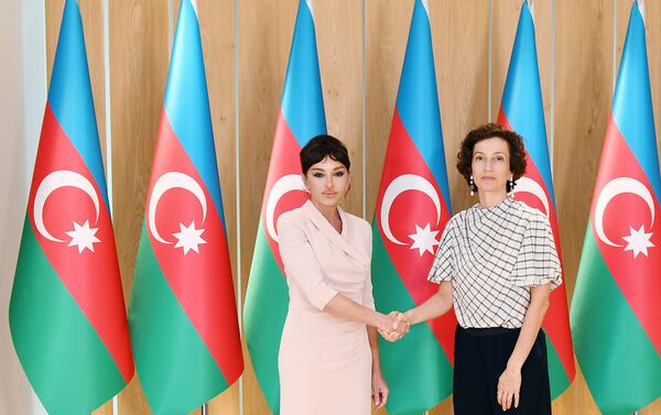 Первый вице-президент Мехрибан Алиева встретилась с генеральным директором ЮНЕСКО Одре Азуле - Sputnik Азербайджан