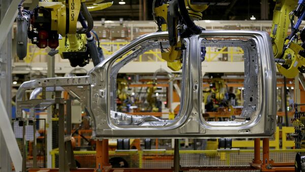 Роботы скрепляют детали на новом кузове Ford F-150 из алюминиевого сплава - Sputnik Azərbaycan