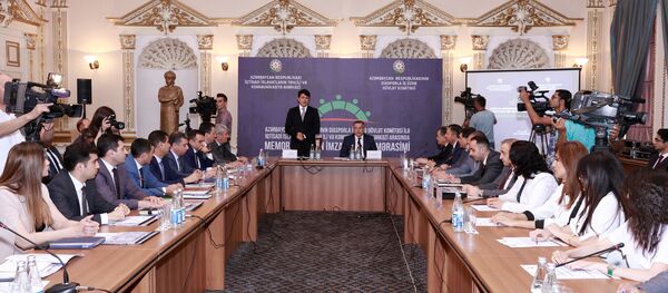 Подписание Меморандума между Госкомитетом по работе с диаспорой и Центром анализа экономических реформ и коммуникаций (ЦАЭРК) - Sputnik Азербайджан
