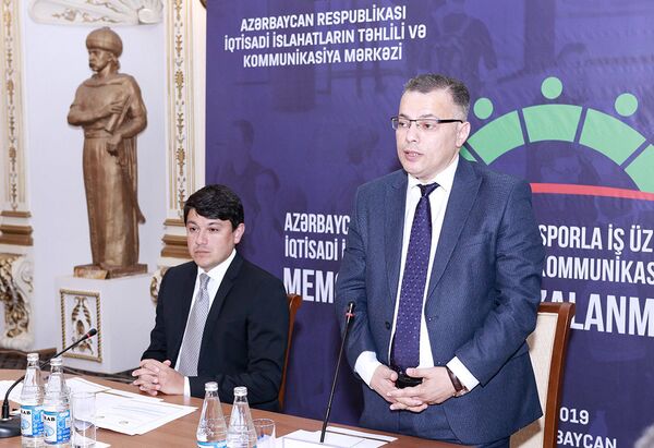 Живущих за рубежом азербайджанских бизнесменов призвали вкладывать деньги в АР Живущих за рубежом азербайджанских бизнесменов призвали вкладывать деньги в АР - Sputnik Азербайджан