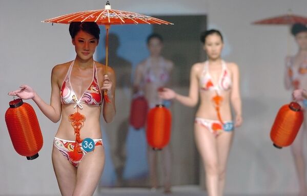 Участница конкурса 33rd Miss Bikini International China в Китае  - Sputnik Азербайджан