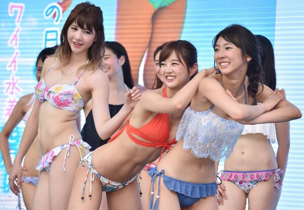Модели позируют в бикини во время танцевального рекламного флешмоба в Токио, Япония - Sputnik Азербайджан