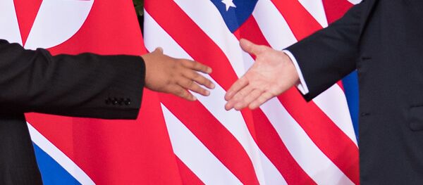 Президент США Дональд Трамп пожимает руку северокорейскому лидеру Ким Чен Ыну, фото из архива Президент США Дональд Трамп пожимает руку северокорейскому лидеру Ким Чен Ыну, фото из архива - Sputnik Азербайджан