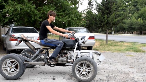 Азербайджанец собрал квадроцикл своими руками – видео - Sputnik Азербайджан