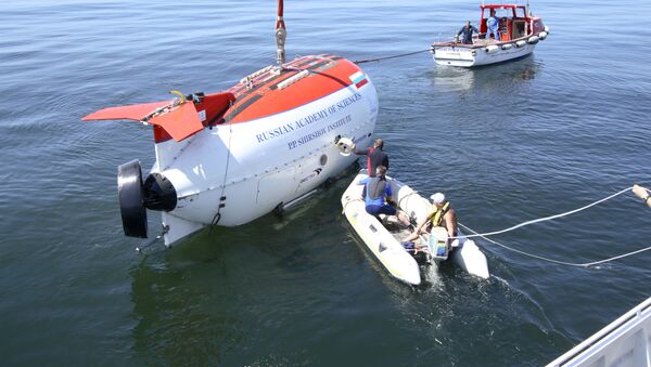 Глубоководные аппараты спускаются на воду в рамках международной научно-исследовательской экспедиции - Sputnik Azərbaycan
