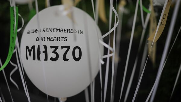 Воздушные шары с именем пропавшего злополучного рейса Malaysia Airlines MH370 во время мемориального мероприятия в Куала-Лумпуре, фото из архива - Sputnik Азербайджан