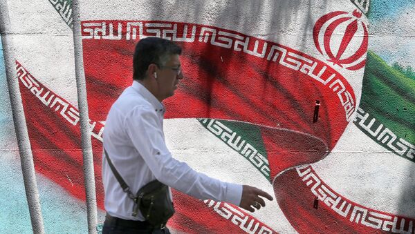 Фреска, на которой изображен иранский национальный флаг в центре Тегерана, фото из архива - Sputnik Азербайджан