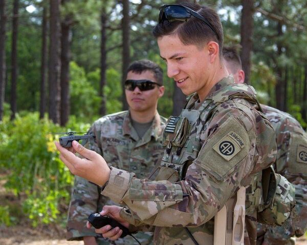 ВС США вооружились карманными дронами – фото - Sputnik Азербайджан