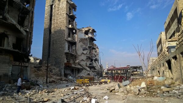 Здания, разрушенные в ходе боевых действий между правительственными войсками и боевиками в одном из районов восточной части сирийского Алеппо - Sputnik Азербайджан