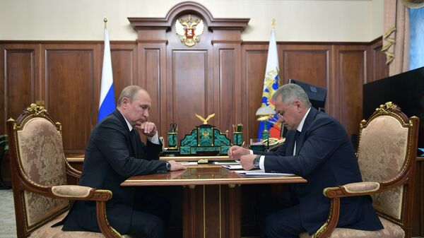 Rusiyanın müdafiə naziri Sergey Şoyqu Prezident Vladimir Putinlə görüşü zamanı - Sputnik Azərbaycan
