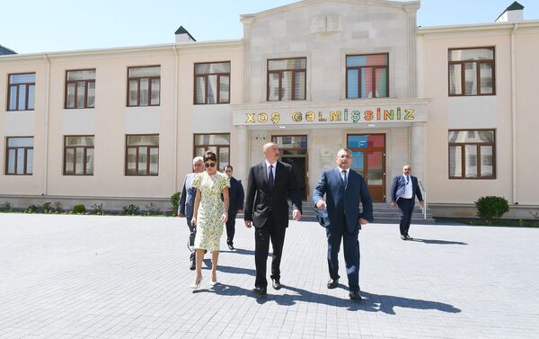 Президент Азербайджана Ильхам Алиев и первая леди Мехрибан Алиева приняли участие в открытии жилого комплекса - Sputnik Азербайджан