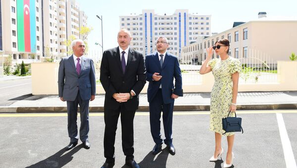 Президент Азербайджана Ильхам Алиев и первая леди Мехрибан Алиева приняли участие в открытии жилого комплекса - Sputnik Азербайджан