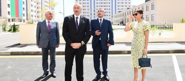 Президент Азербайджана Ильхам Алиев и первая леди Мехрибан Алиева приняли участие в открытии жилого комплекса - Sputnik Азербайджан