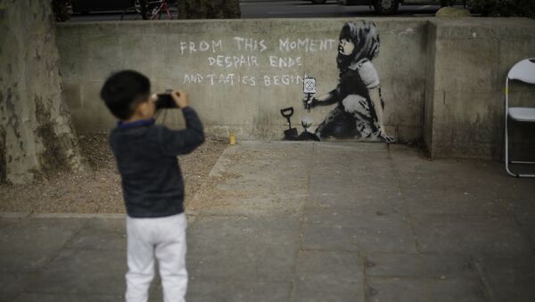 Произведение уличного искусства, которое, было написано уличным художником Бэнкси на стене, где протестующие за климат Восстание вымирающих разбили лагерь в Мраморной Арке, Лондон - Sputnik Azərbaycan