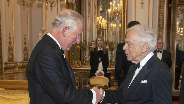 Принц Чарльз вручает дизайнеру Ральфу Лорену почетный орден и звание рыцаря-командора Британской империи - Sputnik Азербайджан