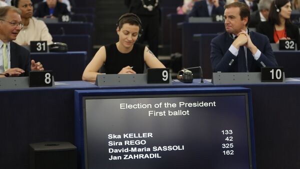Результаты первого тура голосования по избранию Президента Европейского парламента появляются на экране в Страсбурге, восточная Франция - Sputnik Азербайджан