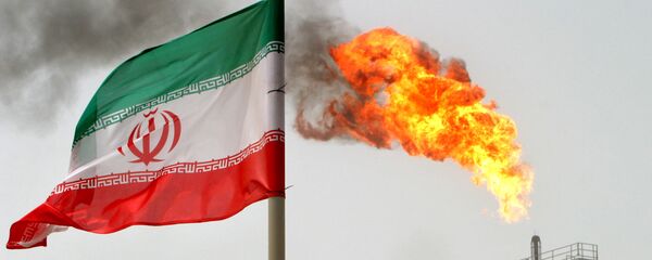 На нефтедобывающей платформе на нефтяных месторождениях в Соруше рядом с иранским флагом в Персидском заливе - Sputnik Азербайджан