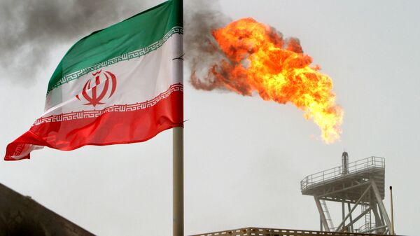 На нефтедобывающей платформе на нефтяных месторождениях в Соруше рядом с иранским флагом в Персидском заливе - Sputnik Азербайджан