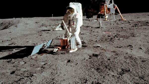 Космическая миссия Аполлон-11 - Американский астронавт Базз Олдрин проводит эксперименты на поверхности Луны на снимке, сделанном Нилом Армстронгом после того, как оба спустились по лестнице лунного модуля Орел - Sputnik Азербайджан