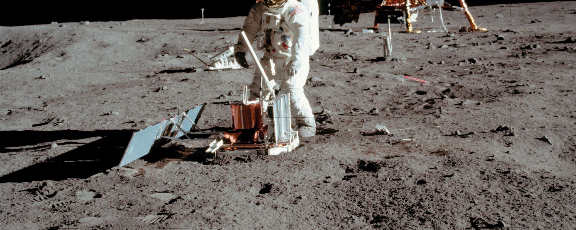 Космическая миссия Аполлон-11 - Американский астронавт Базз Олдрин проводит эксперименты на поверхности Луны на снимке, сделанном Нилом Армстронгом после того, как оба спустились по лестнице лунного модуля Орел - Sputnik Азербайджан, 1920, 11.04.2024