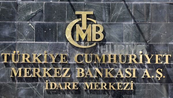 Логотип Центрального банка Турции (TCMB) на въезде в штаб-квартиру банка в Анкаре, Турция - Sputnik Azərbaycan