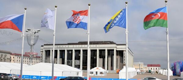 Флаг Азербайджана развевается на Площади Независимости в Минске - Sputnik Азербайджан