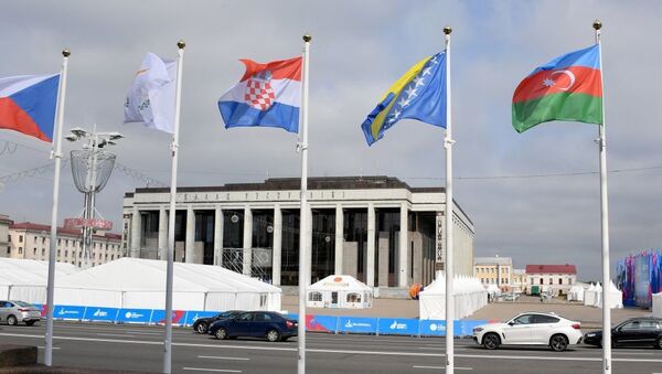 Флаг Азербайджана развевается на Площади Независимости в Минске - Sputnik Азербайджан