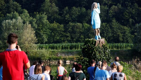 Деревянная скульптура в натуральную величину первой леди США Мелании Трамп официально представлена в Рожно, недалеко от ее родного города Севница, Словения - Sputnik Azərbaycan