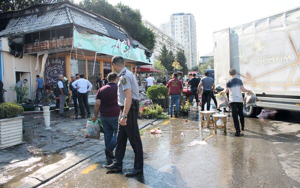 Пожар в цветочном магазине на проспекте Гара Гараева - Sputnik Азербайджан