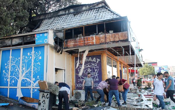 Пожар в цветочном магазине на проспекте Гара Гараева - Sputnik Азербайджан