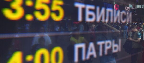 Информационное табло с расписанием авиарейсов в аэропорту Домодедово Информационное табло с расписанием авиарейсов в аэропорту Домодедово - Sputnik Азербайджан