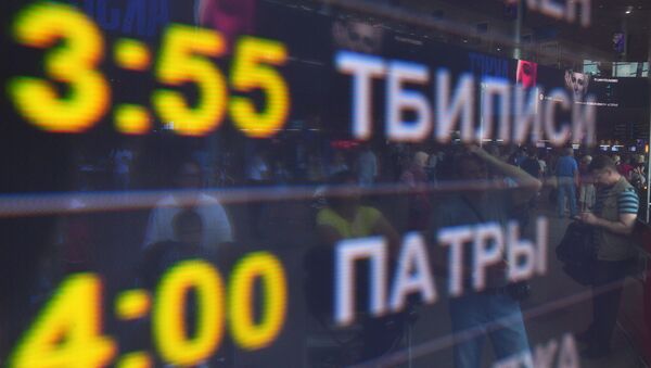 Информационное табло с расписанием авиарейсов в аэропорту Домодедово - Sputnik Азербайджан