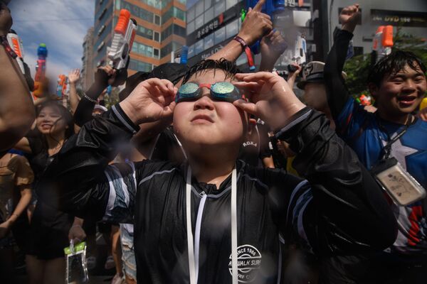 Участники сражения с водяными пистолетами в Сеуле, Южная Корея   - Sputnik Азербайджан